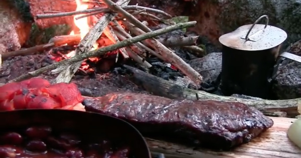 海外 料理までも究極にシンプル そのたき火料理がやたらと美味そうな Bushcraft Bear の動画 Akimama アウトドアカルチャーのニュースサイト