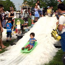 今年もやります！ えびな市民まつりに天然雪の遊び場が登場。「雪でアソビナ」は7月23日 !!