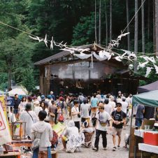 新宿22時40分発の終電で秘境へ。オールナイトのキャンプインフェスがそこで開催されている。