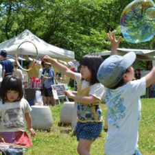 栃木の緑豊かな公園で開催されるワンデイ・フェス「山鳴り」、16歳以下が無料。