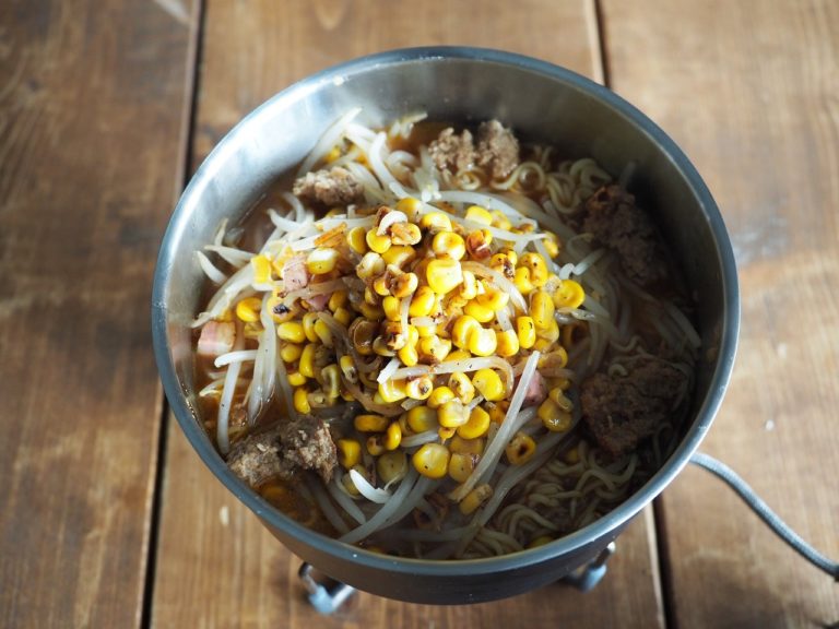 具だくさん、大鍋でもよし！「ものぐさ男の山ごはん82」はデミと味噌の和洋融合ラーメン